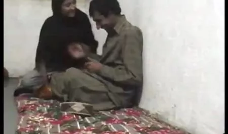ورزش ها به آرامی آلت تناسلی بزرگ مرد را روی دانلود بازیسکسی اندروید زمین می خورد