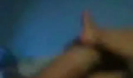 دختر روسی در لباس تنگ مشکی در حالی که روی تخت خوابیده است ، بیدمشک می بهترین بازی های سکسی اندروید دهد