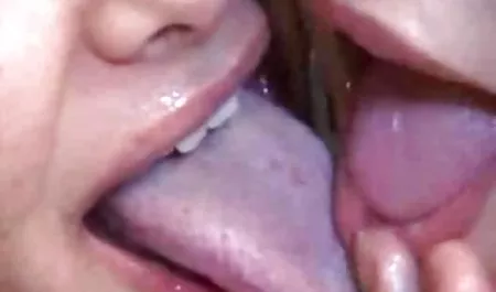 جوجه با یک لباس کوتاه هنگام نشستن روی مبل ، از blowjob استفاده می بازی های اندروید سکسی کند