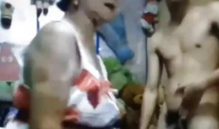 دختری از پنجره بیرون می رود ، به عنوان تمیز بهترین بازی سکسی برای اندروید کننده استخر ، بدن یک مادر میل می کند و آن را به دهان می دهد