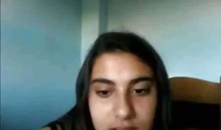 زیبایی جوان توسط یک مأمور با یک دیک بزرگ بازی سکسیاندروید در رختخواب لخت می شود
