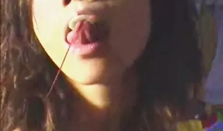 جوجه Busty در نوارهای لباس و دانلود بازی سکسی برا اندروید جوراب شلواری جلوی وب کم