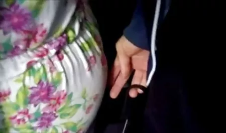 بانوی بیدمشک با یک مدل مو دانلود رایگان بازی سکسی اندروید کوتاه و پیراهن ، خودش را به شکافی در همسر شوهر خاکستری اش در رختخواب می اندازد