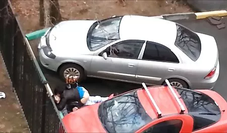 دختر عضلانی در اتاق نشیمن دختری را جلوی دانلود بازی های سکسی برای اندروید دوست پسرش می گیرد