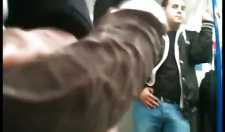 مادر Busty در لباس دانلود بازیهای اندروید سکسی زیر سیاه و سفید ، جوراب شلواری را امتحان کرد