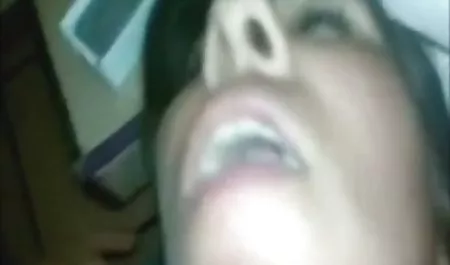 آبونی بازی سگسی اندروید در اتاق خواب یک سبزه سکسی را لگد می زند