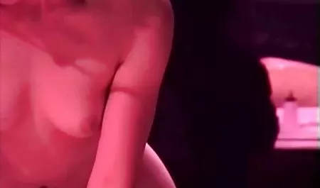 سبزه بالغ از blowjob می دهد و خودش روی عضوی ایستاده بهترین بازی سکسی اندروید می نشیند