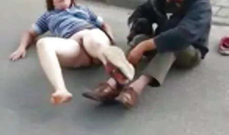 سبزه با کت و شلوار نایلونی سیاه با dildo روی تخت خودارضایی می کند دانلود بهترین بازی سکسی اندروید