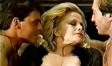 همسایه کلاه یک MILF دانلود بازی سکسی گوشی اندروید بالغ را لیس می زند