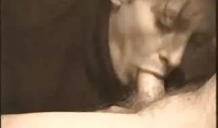زن نرم افزار بازی سکسی تجاری در پیراهن و مشکی مشکی با شریک زندگی در رختخواب