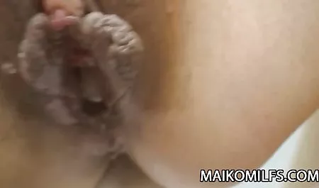 بلوند داغ در لباس زیر صورتی ، خودش دانلود رایگان بازی های سکسی برای اندروید را به یک دوست خال کوبی می بخشد