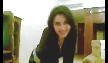ورزشکاران دانلود بازیسکسی اندروید دختر برای انجام ورزش از طریق ورزش در سالن تمرین می کنند