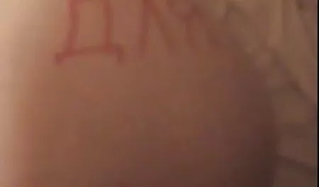 شخص ساده دانلود بازیسکسی اندروید و معصوم لاغر هالا را روی مبل fucks می کند