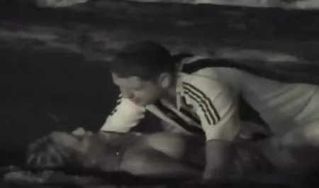 زن جوان با موهای تیره دیک پسر را دانلود بازی سکسی برا اندروید جلوی میز مکیده و او را لگد می زند