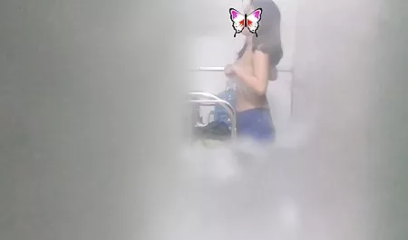 زن بالغ و دو مرد نازک ، یک پسر را روی مبل بازی سگسی اندروید راضی می کنند