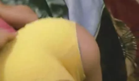 دوستی تنه ای را به الاغ دوست دختر در برابر پس زمینه یک درخت کریسمس بازی سگسی اندروید می گذارد