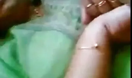 این مرد ماساژ در مادر را با جوراب مشکی ماساژ می دهد و او را در دانلود بازی سکسی برا اندروید اتاق رختکن لگد می زند