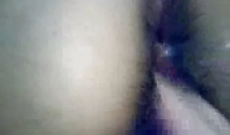 باکره با استفاده از یک دانلود بازی سکسیاندروید dildo ضخیم با تخم مرغ ، یک نقطه را خودارضایی می کند