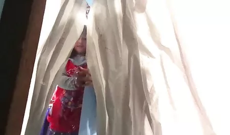 زیبایی در جوراب ساق بلند انگشت عکاس را روی دانلود بازی سکس برای اندروید میز ماساژ قرار می دهد