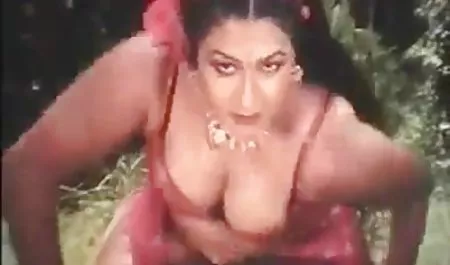 کلبه کامل در تنه بر روی صورت انسان نرم افزار بازی سکسی با الاغ سلولیت نشسته است