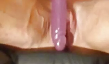 سبزه جوراب شلواری را جدا می بازی سکسی مخصوص اندروید کند و روی فال مصنوعی می نشیند.