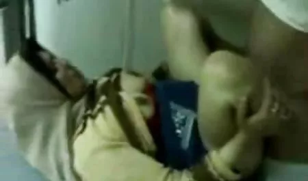 همسر بی ایمان در شلوارک صورتی خروس را برای معشوق می دانلود رایگان بازی سکسی برای اندروید خورد و او این روند را به تلفن می برد